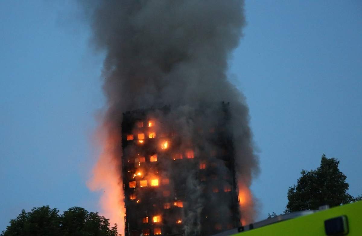 VIDEO / IMAGINI ŞOCANTE! Incendiu uriaş într-un bloc-turn din Londra. Zeci de maşini de pompieri intervin, oamenii - blocaţi în clădire