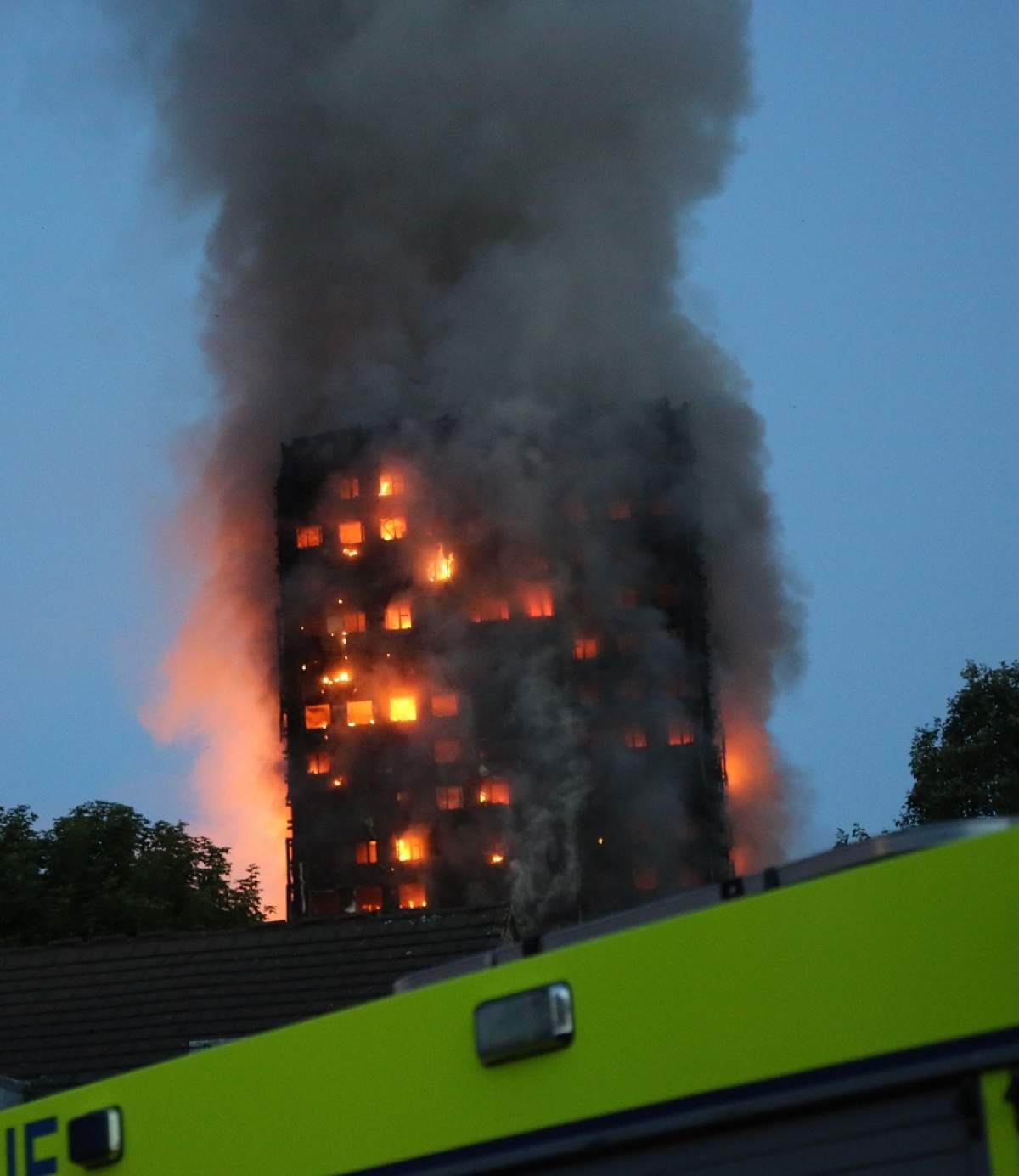 VIDEO / Iadul văzut din interior! Ce a mai rămas în clădirea mistuită de flăcări, în Londra, în care au fost rănite peste 70 de persoane