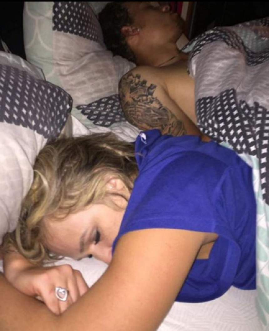 FOTO / A venit acasă şi şi-a prins iubita în pat cu alt bărbat. Incredibil cum a reacţionat tânărul
