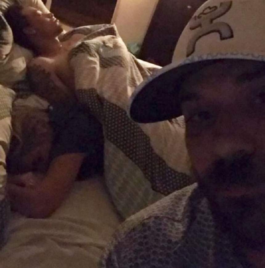 FOTO / A venit acasă şi şi-a prins iubita în pat cu alt bărbat. Incredibil cum a reacţionat tânărul