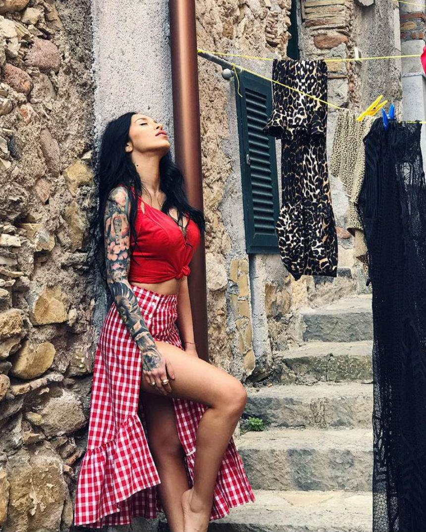 VIDEO & FOTO / Ruby i-a lăsat pe toţi mască! A ieşit în capot şi cu prosopul în cap pe stradă! Avem imaginile