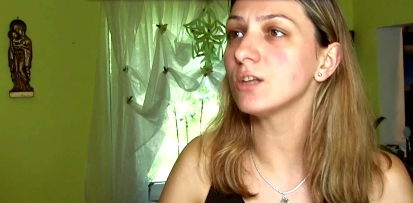 VIDEO / Mama, cu pistolul la tâmplă de faţă cu copiii săi: „M-a strangulat cu un prosop, mi-e frică”