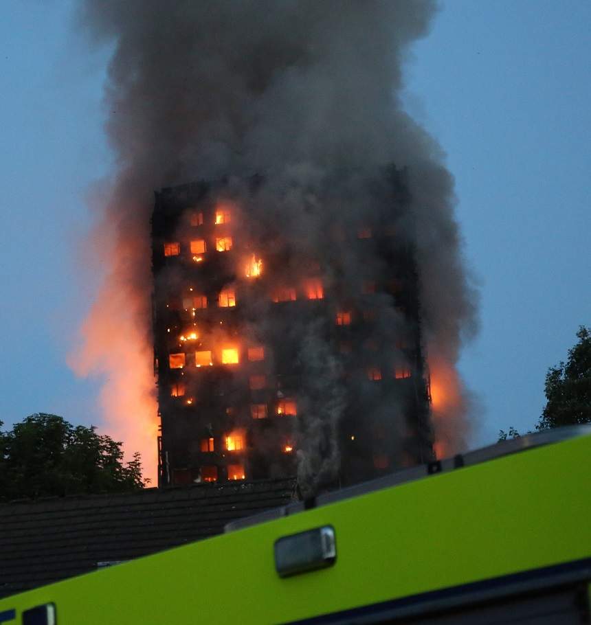 FOTO / Cine este bărbatul care a prins o fetița aruncată de la etaj în incendiul din Londra! Imagini emoționante