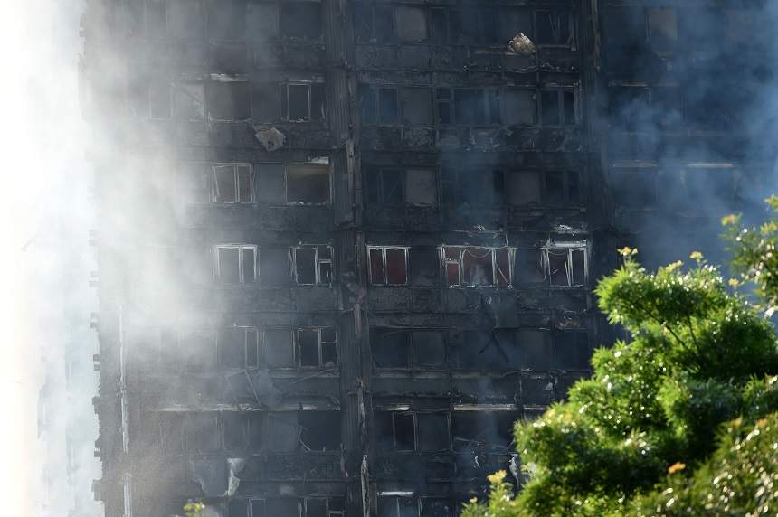 FOTO / Cine este bărbatul care a prins o fetița aruncată de la etaj în incendiul din Londra! Imagini emoționante