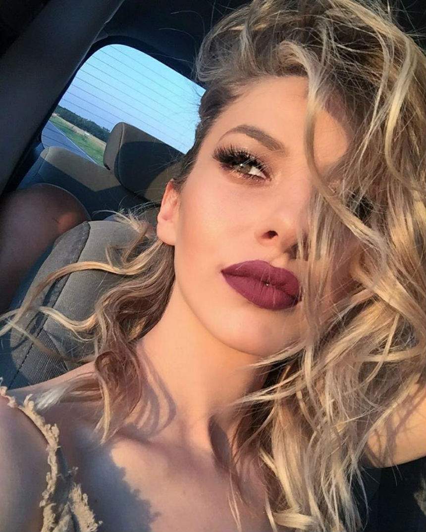 VIDEO / Lidia Buble, FRENCH KISS cu Bubbly, câinele ei! Cum arată artista după o schimbare radicală de look