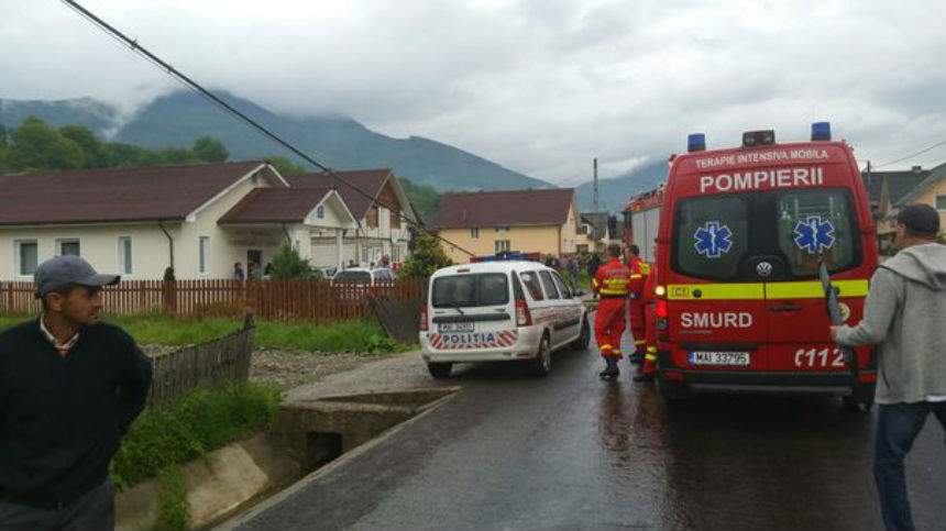 FOTO / Blestem sau coincidenţă bizară? Au murit după ce s-au răsturnat cu maşina în curtea unei case de rugăciune