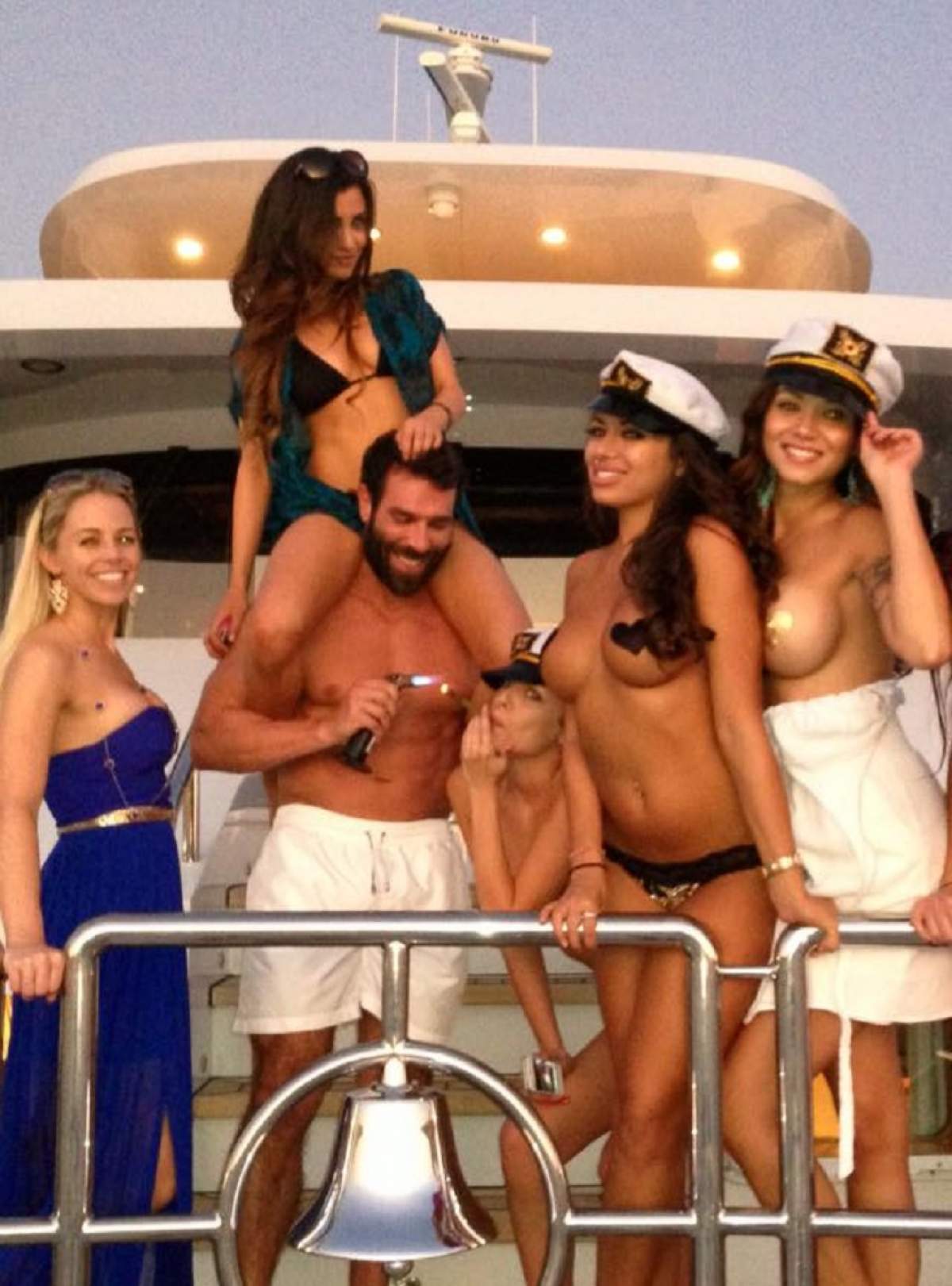 FOTO / Dan Bilzerian s-a pozat gol pușcă! Două blonde focoase îi țineau mâna pe ”bijuteria” din pantaloni