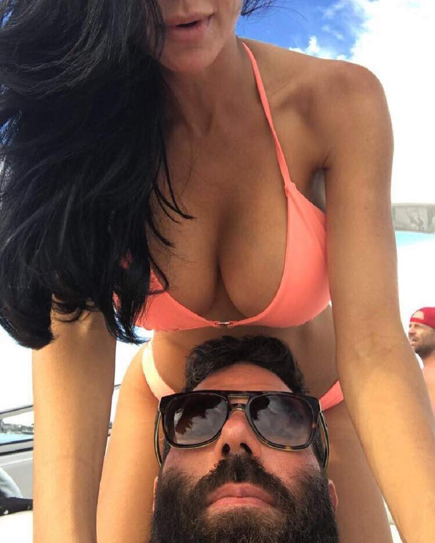 FOTO / Dan Bilzerian s-a pozat gol pușcă! Două blonde focoase îi țineau mâna pe ”bijuteria” din pantaloni