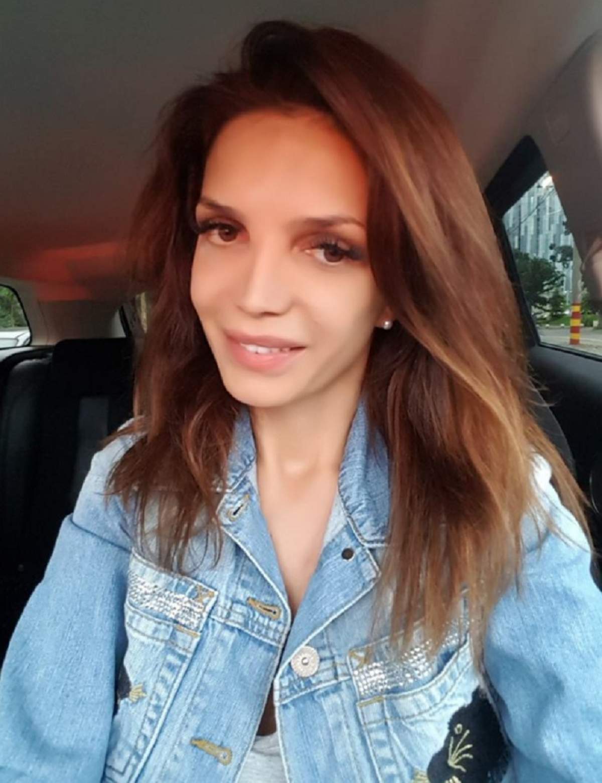 FOTO / Cristina Spătar, poză la ţară, cu găinile! Ţinuta sexy i-a scos bustul în evidenţă