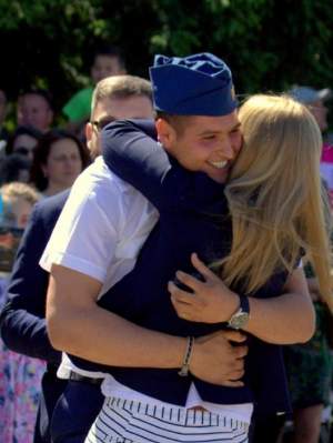 Cerere în căsătorie inedită! Un pilot al Bazei 95 Aeriene din Bacău i-a pregătit o surpriză de proporţii iubitei!