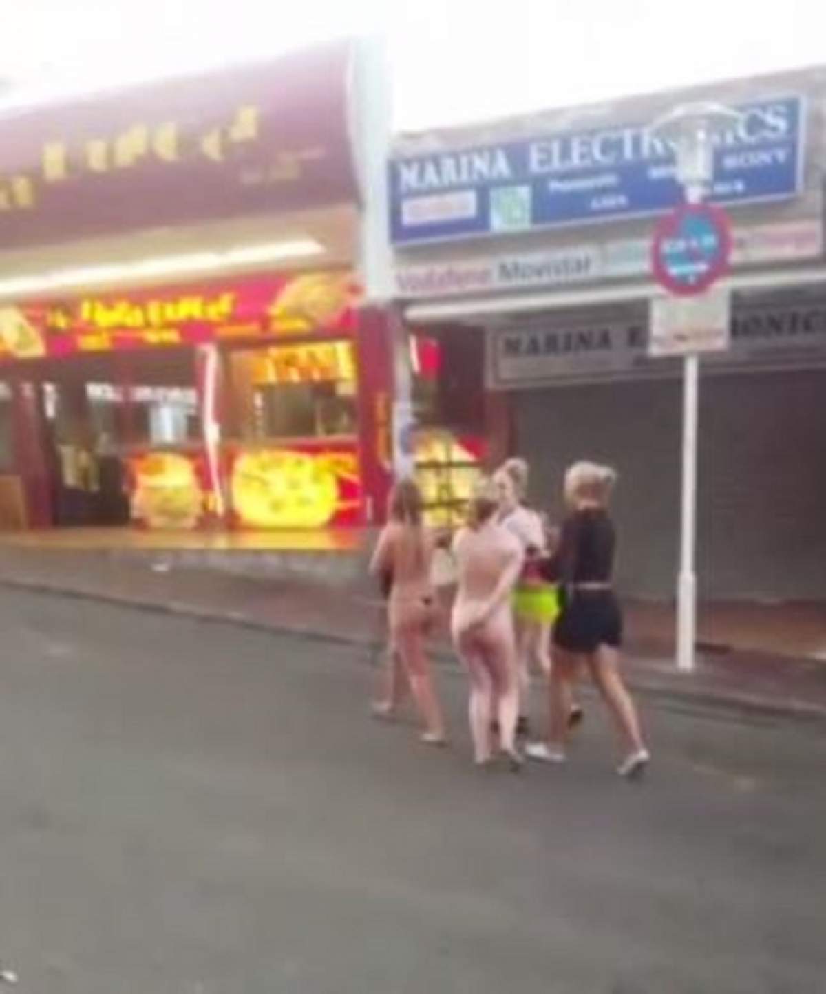 VIDEO / Au băut până nu au mai știut de ele și au umblat goale-pușcă pe stradă!
