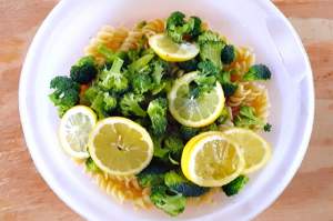 Te ajută în lupta cu kilogramele! Salată de paste cu broccoli şi lămâie