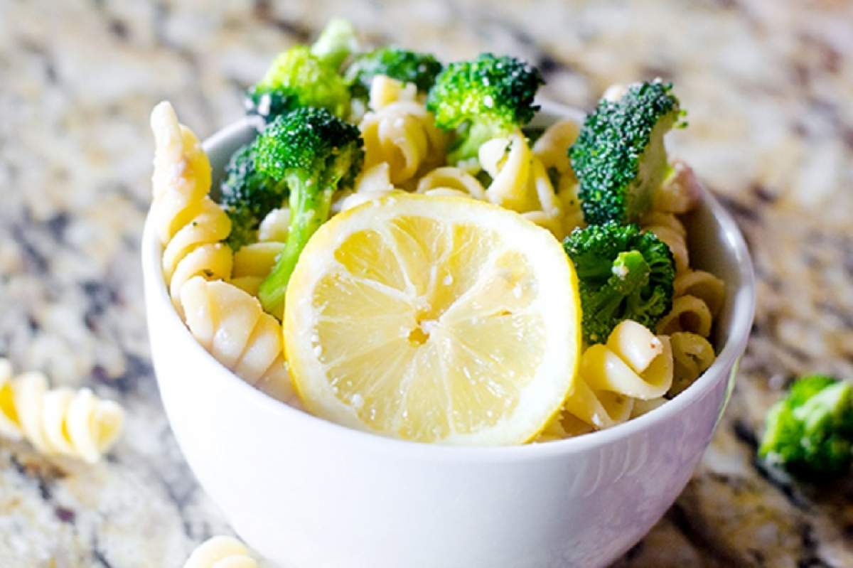 Te ajută în lupta cu kilogramele! Salată de paste cu broccoli şi lămâie
