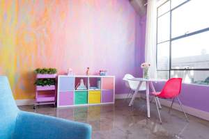 VIDEO & FOTO / Şi-a vopsit şi decorat apartamentul în culorile curcubeului! Chiar şi unicornii ar fi geloşi
