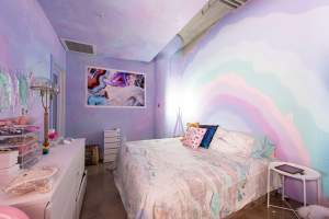 VIDEO & FOTO / Şi-a vopsit şi decorat apartamentul în culorile curcubeului! Chiar şi unicornii ar fi geloşi