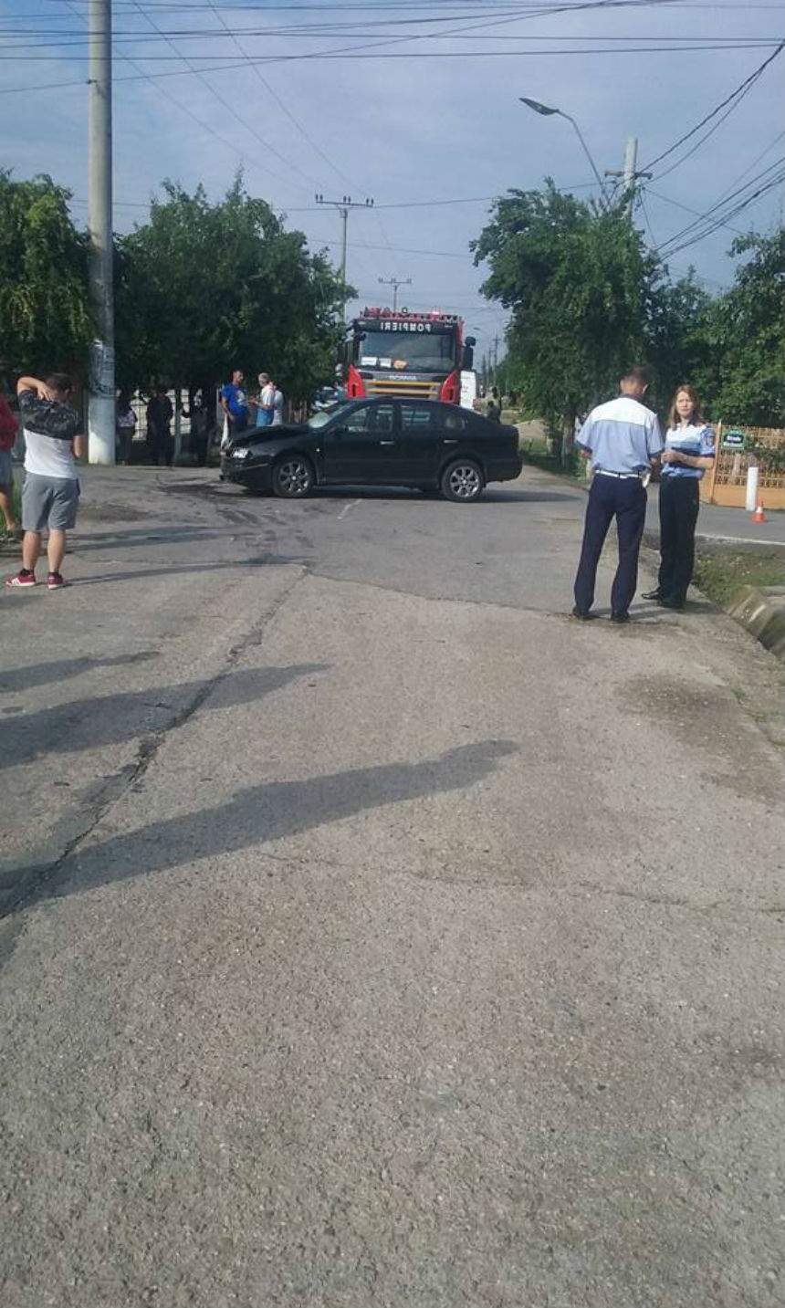 FOTO / Accident violent între două maşini! Printre victime se află trei copii! Medicii i-au dus de urgenţă la spital