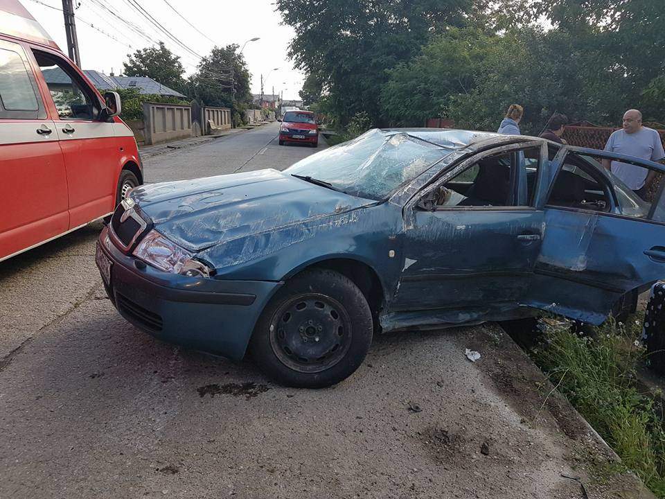 FOTO / Accident violent între două maşini! Printre victime se află trei copii! Medicii i-au dus de urgenţă la spital