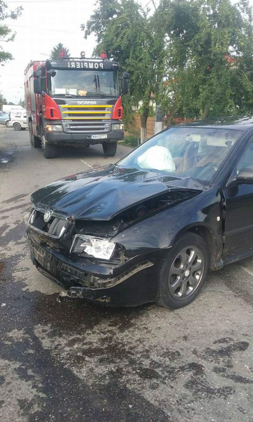 FOTO / Accident violent între două maşini! Printre victime se află trei copii! Medicii i-au dus de urgenţă la spital