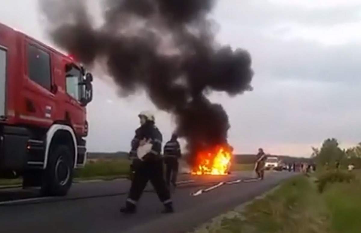 VIDEO / O maşină a izbucnit în flăcări în mijlocul drumului! Cum a reacţionat şoferul