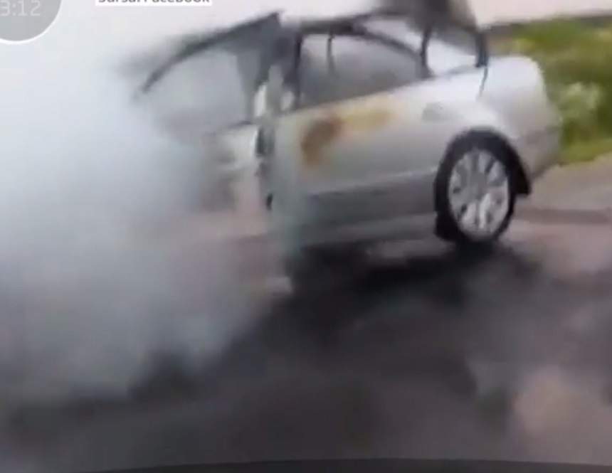 VIDEO / O maşină a izbucnit în flăcări în mijlocul drumului! Cum a reacţionat şoferul