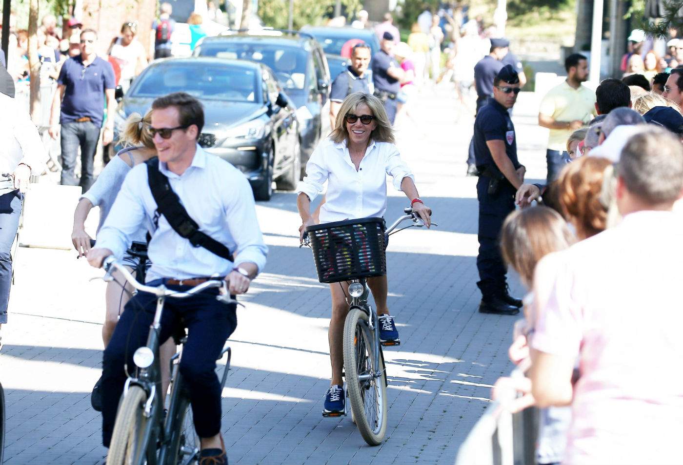 FOTO / Lumea a rămas ca la dentist! Primă Doamnă a Franţei, pe bicicletă într-o fustă mini, cu pielea flască la vedere