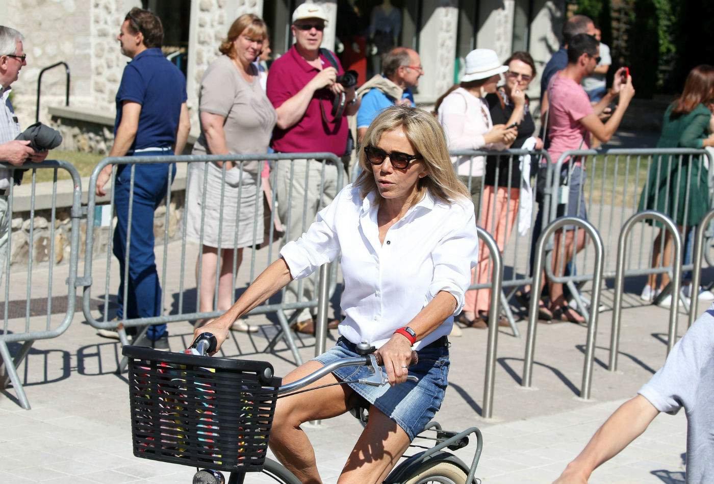 FOTO / Lumea a rămas ca la dentist! Primă Doamnă a Franţei, pe bicicletă într-o fustă mini, cu pielea flască la vedere