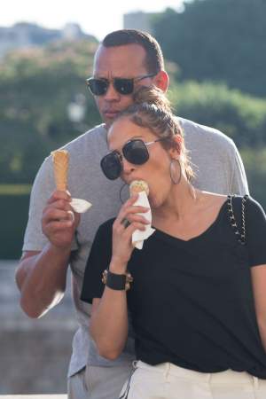 FOTO / Ţi se ridică nivelul în "instalaţie" când o vezi pe Jennifer Lopez cum mănâncă îngheţată! Paparazzii au surprins tot