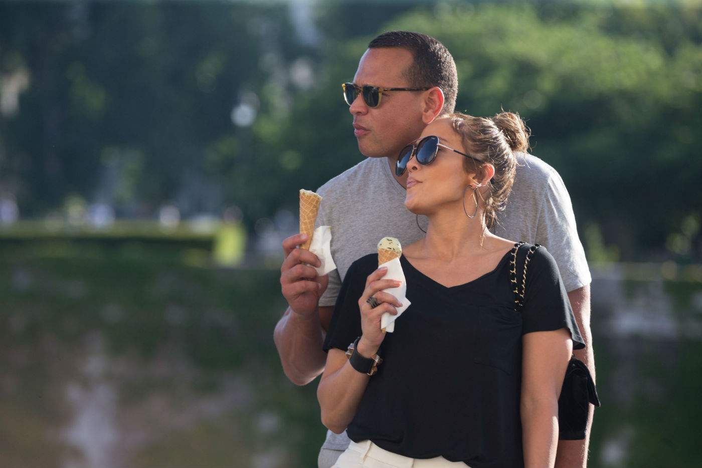 FOTO / Ţi se ridică nivelul în "instalaţie" când o vezi pe Jennifer Lopez cum mănâncă îngheţată! Paparazzii au surprins tot
