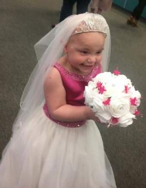 VIDEO / COPLEȘITOR! O fetiță de 5 ani bolnavă de cancer s-a ”căsătorit” cu prietenul cel mai bun, înainte să moară
