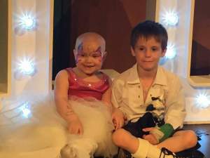 VIDEO / COPLEȘITOR! O fetiță de 5 ani bolnavă de cancer s-a ”căsătorit” cu prietenul cel mai bun, înainte să moară