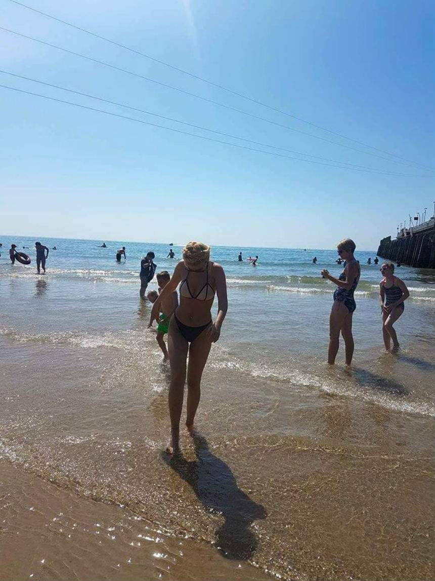 FOTO / Georgiana, fosta iubită a lui Ali de la MPFM, i-a înnebunit pe englezi! Uite-o cum arată într-un costum de baie minuscul