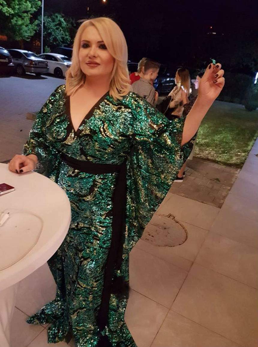 FOTO / Viorica de la Clejani, apariţie de revistă la o nuntă cu ştaif! A purtat patru ţinute mulate, după ce a dat jos din kilograme