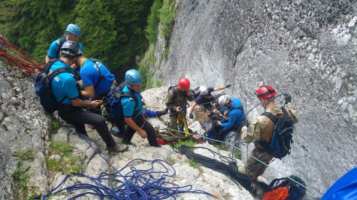 Turist mort după ce a căzut într-o prăpastie. Salvamontiştii intervin pentru găsirea cadavrului