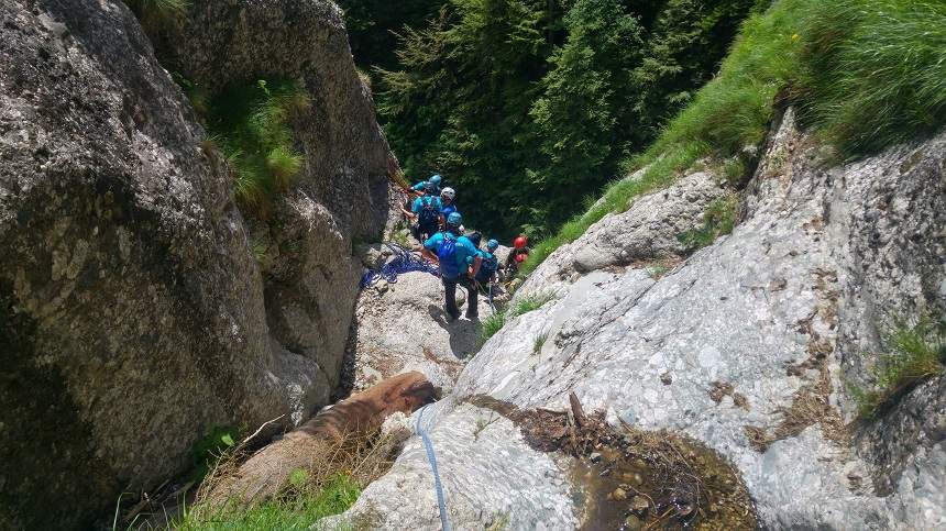 Turist mort după ce a căzut într-o prăpastie. Salvamontiştii intervin pentru găsirea cadavrului