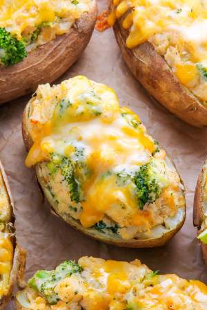 Preparatul care te va face să te apuci de gătit! Cartofi dublu-copţi cu broccoli şi brânză cheddar