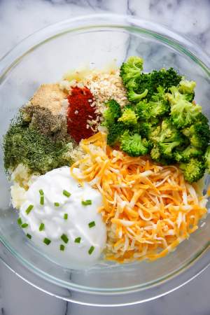 Preparatul care te va face să te apuci de gătit! Cartofi dublu-copţi cu broccoli şi brânză cheddar