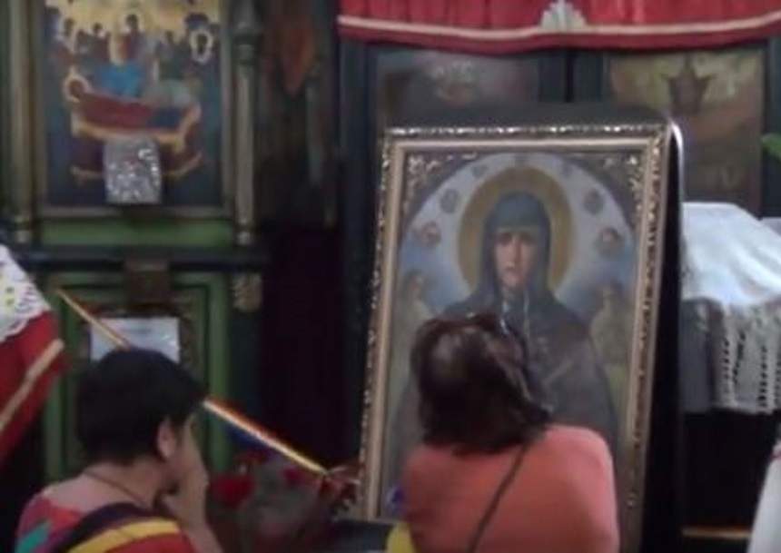 VIDEO / MINUNE DUMNEZEIASCĂ! Icoana a Sfintei Parascheva de la Târgoviște lăcrimează de două zile