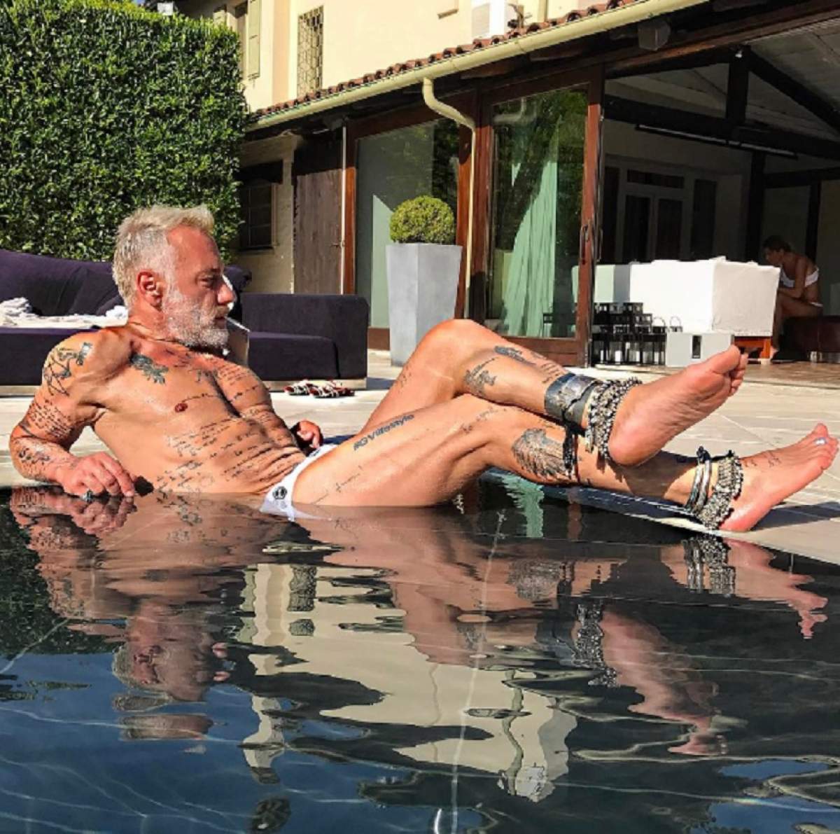 FOTO / Ce ascunde în pantaloni Gianluca Vacchi? Cu conturile pline şi cu bărbăţia la vedere