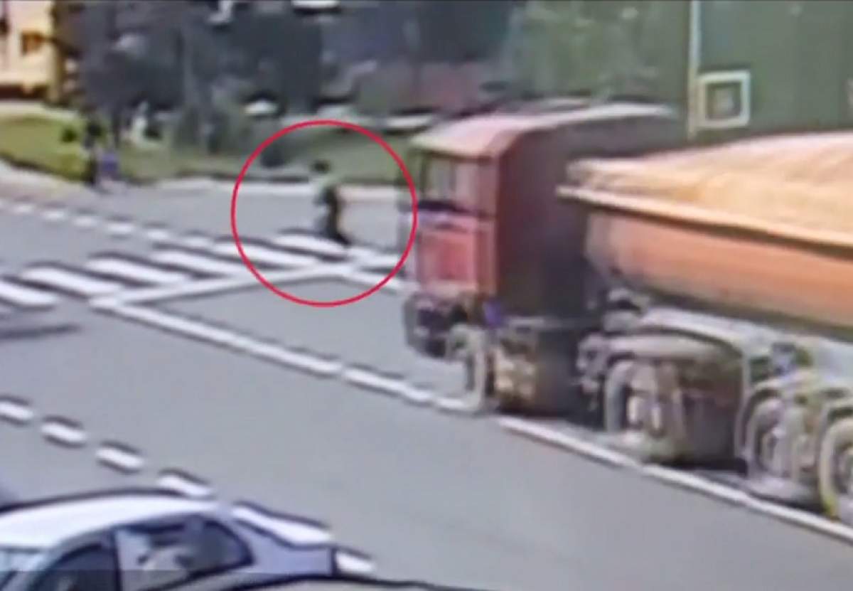 VIDEO / O femeie din Bistriţa-Năsăud a fost spulberată de un camion, chiar pe trecerea de pietoni! Momentul impactului a fost filmat