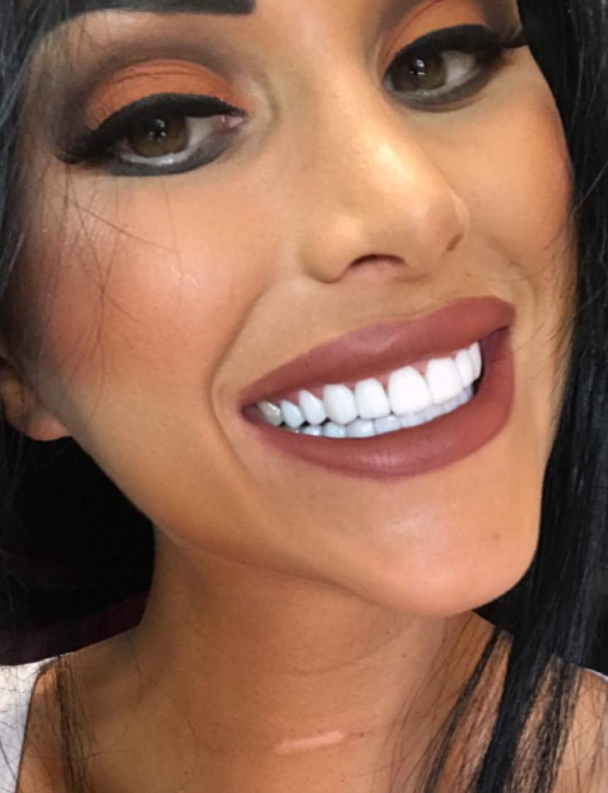 FOTO / Daniela Crudu și-a albit din nou dinții! Ce a fost observat pe gâtul fostei asistente TV