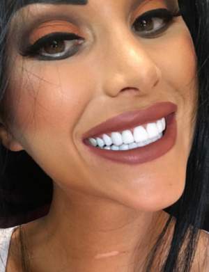 FOTO / Daniela Crudu și-a albit din nou dinții! Ce a fost observat pe gâtul fostei asistente TV