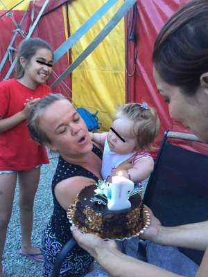 FOTO / Fetiţa piticului Colorado a împlinit un an! Eva fost sărbătorită la circ