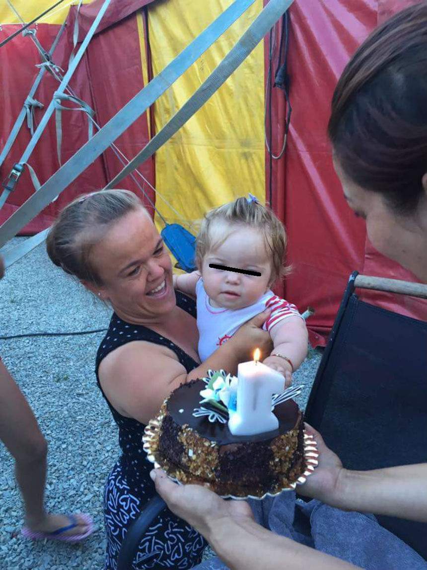 FOTO / Fetiţa piticului Colorado a împlinit un an! Eva fost sărbătorită la circ