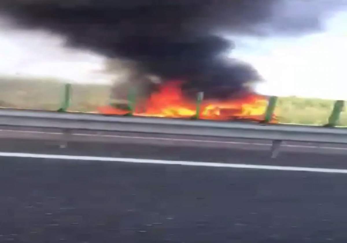 VIDEO / O mașină a luat FOC pe Autostrada Soarelui! Traficul este total BLOCAT