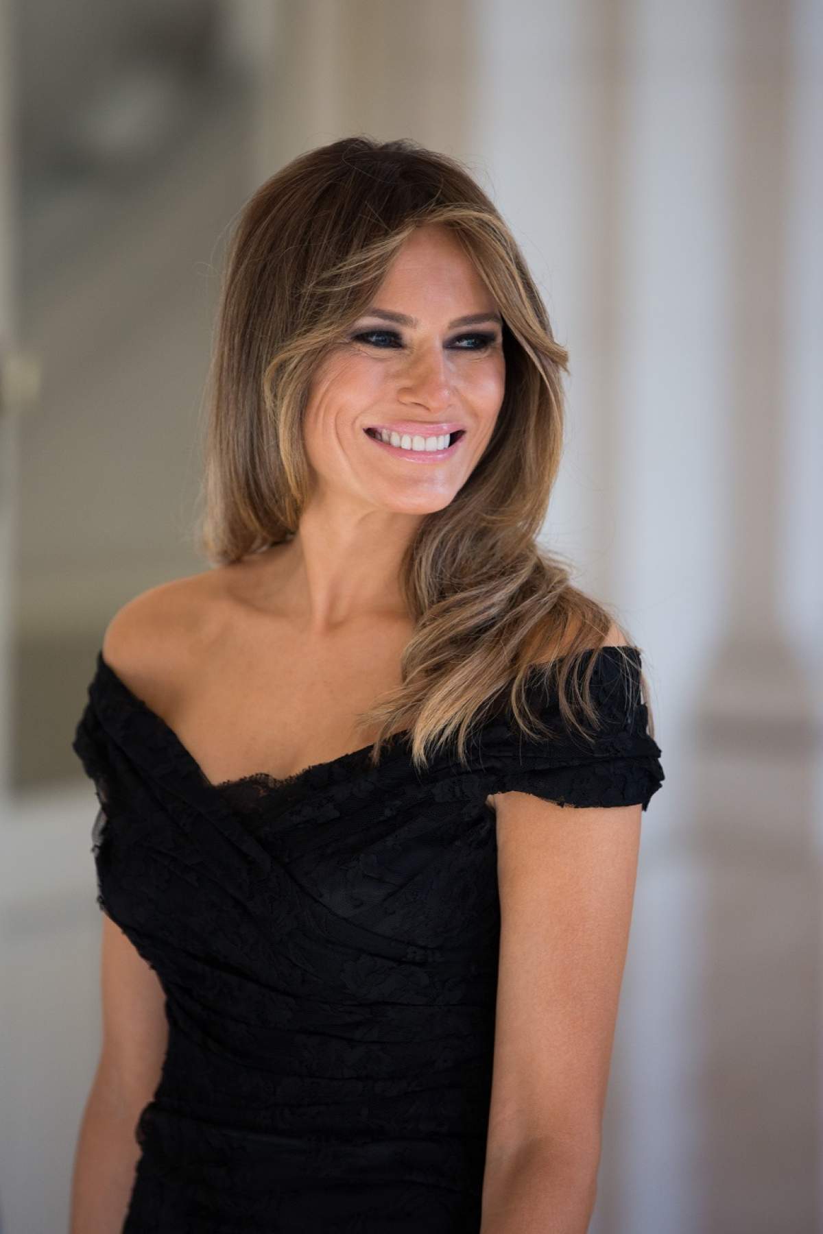 VIDEO / O femeie de 42 de ani a suferit 8 operații estetice ca să arate la fel ca Melania Trump!