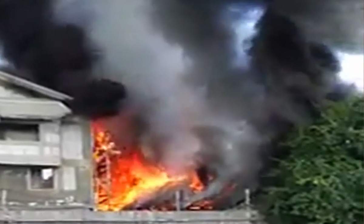 VIDEO / Incendiu violent! Casă distrusă de flăcări, în Bacău