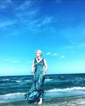 FOTO / Loredana Groza a şocat pe malul mării! Ce a purtat în picioare cântăreaţa