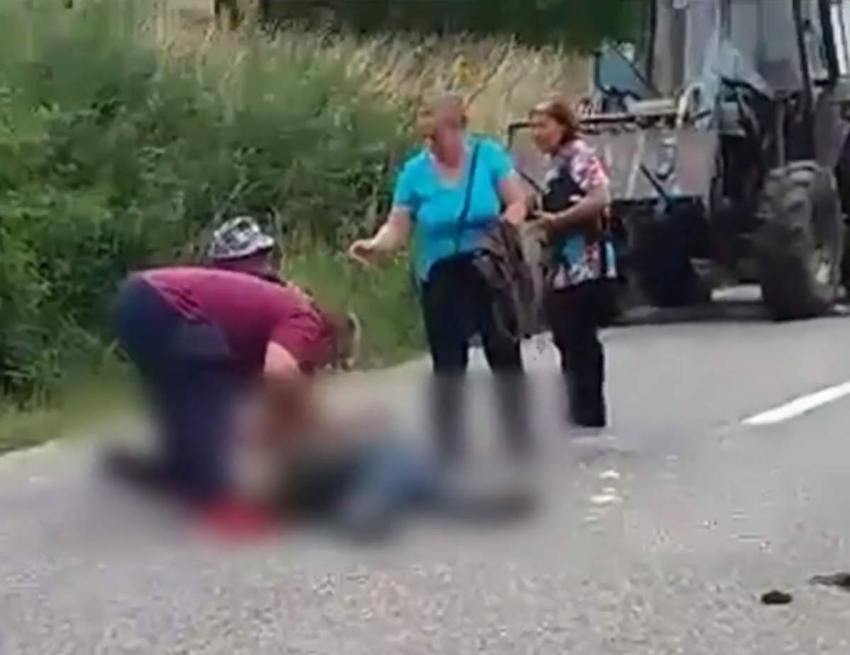 VIDEO / Accident cumplit! Un bărbat a sărit de pe roata unui tractor direct în faţa unui autobuz