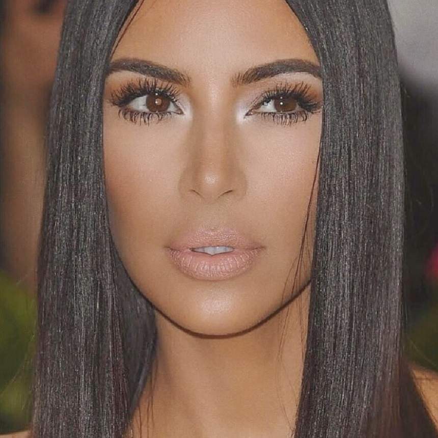 FOTO / Cum arată Kim Kardashian fără machiaj? Aţi văzut posteriorul ei needitat, dar iată cum arată cu adevărat la faţă