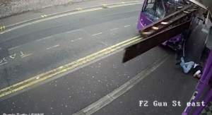 VIDEO / Panică pe străzile din Marea Britanie, după ce un autobuz a scăpat de sub control! Momentele şocante în care loveşte violent un bărbat